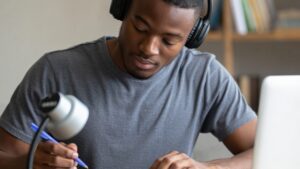 Estudando inglês com músicas e séries